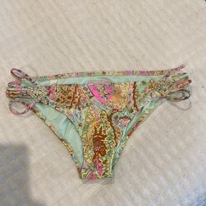 VICTORIAS SECRET BIKINI BOTTOM SIZE XSMALL